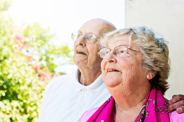 stare małżeństwo w ogrodzie patrzeć w górę, szczęśliwie zdumiony - aging process affectionate vitality awe zdjęcia i obrazy z banku zdjęć