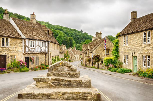 zamek combe, wioska cotswold - castle combe zdjęcia i obrazy z banku zdjęć