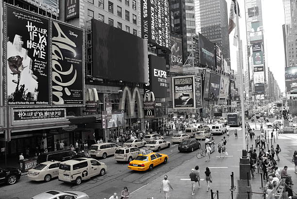 time square e broadway a manhattan, new york - yellow taxi foto e immagini stock