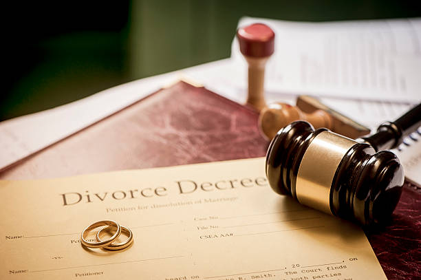 decreto de divorcio y martillo de madera - divorcio fotografías e imágenes de stock