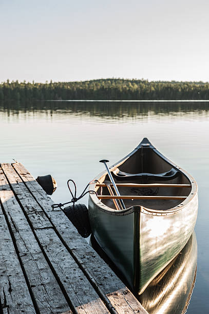 каноэ с веслами на закате на озере в штате мэн - skiff nautical vessel rustic old стоковые фото и изображения