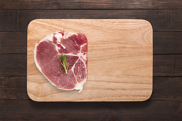 top-ansicht rohen schweinekotelett steak auf schneidebrett. - butchers block stock-fotos und bilder
