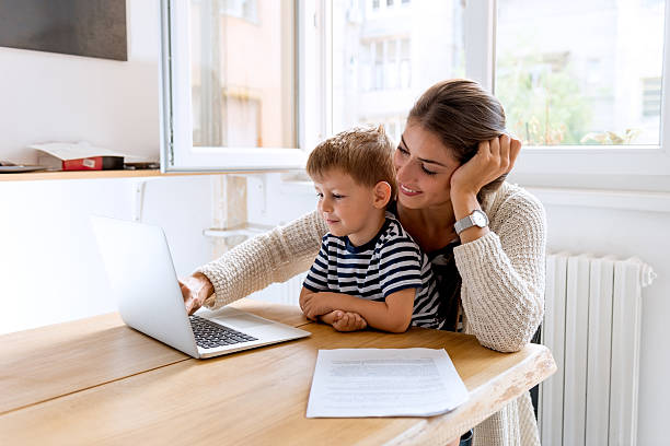 lavorare con mommy  - computer child family laptop foto e immagini stock