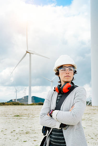 engenheira profissional após manutenção técnica em usina eólica - wind power wind turbine safety technology - fotografias e filmes do acervo