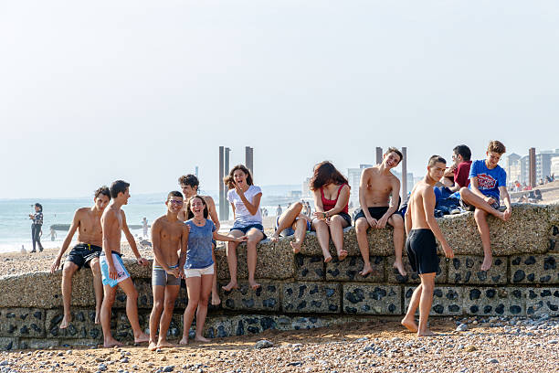 groupe d’adolescents à brighton beach - only teenage girls teenager adolescence sea photos et images de collection