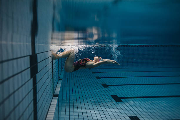 nadadora femenina en acción dentro de la piscina - swimming professional sport competition athlete fotografías e imágenes de stock