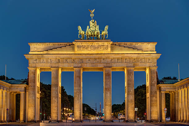 istock Night view of the Brandenburger Tor 617565546