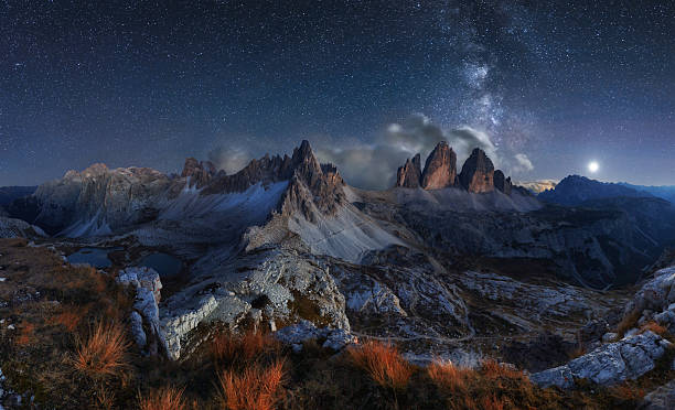 夜空とメリキーな道を持つアルプス山の風景、ドロミテ - tre cime di lavaredo ストックフォトと画像