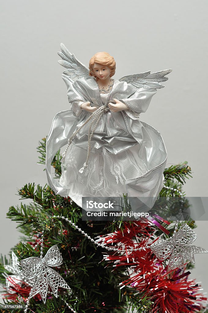 Foto de Um Topper De Árvore De Anjo Em Cima De Uma Árvore De Natal e mais  fotos de stock de Anjo - iStock