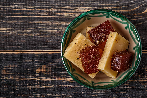 сыр манчего увенчанный вареньем айвы для тапас. - mediterranean culture quince meat dishware стоковые фото и изображения