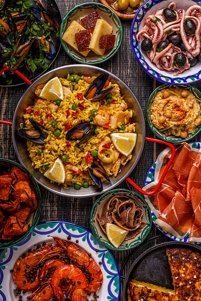 typowa hiszpańska koncepcja tapas, widok z góry. - mediterranean culture quince meat dishware zdjęcia i obrazy z banku zdjęć
