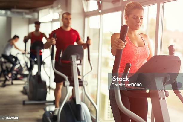 Foto de Trabalho Cardio Das Pessoas e mais fotos de stock de Academia de ginástica - Academia de ginástica, Health Club, Elipse