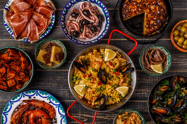 типичная концепция испанских тапас, вид сверху. - mediterranean culture quince meat dishware стоковые фото и изображения