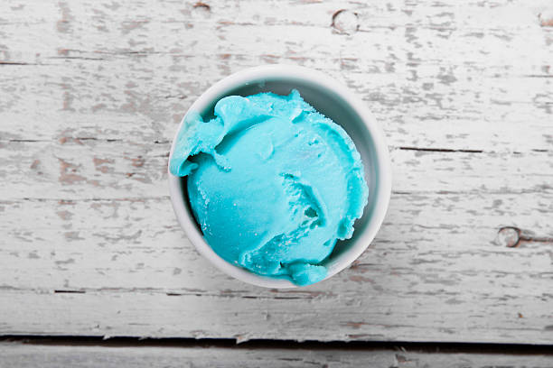 gałka tropikalnych niebieskich lodów w misce na białym - ice cream parlor ice cream dessert italian culture zdjęcia i obrazy z banku zdjęć