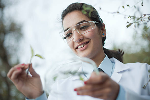 szczęśliwa młoda kobieta botanik pobranie próbki leafs. - agricultural science zdjęcia i obrazy z banku zdjęć