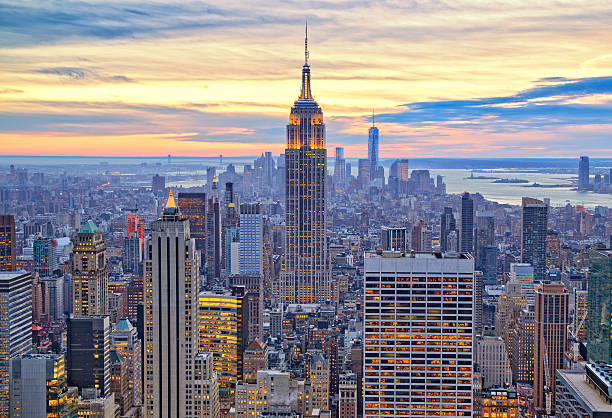 manhattan e empire state dall'alto - dramatic sky manhattan moody sky new york city foto e immagini stock