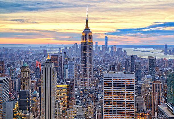 マンハッタンとエンパイアステート上からの眺め - dramatic sky manhattan moody sky new york city ストックフォトと画像