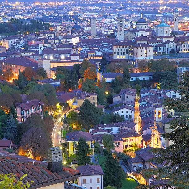 cabedal cidade de bérgamo - italy panoramic town square skyline - fotografias e filmes do acervo