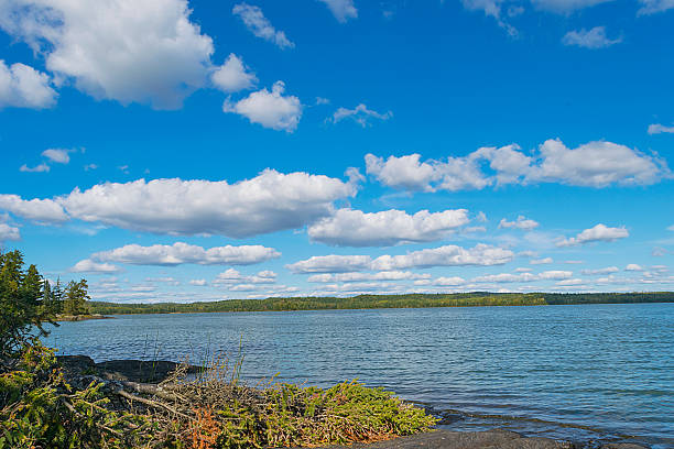 orilla rocosa y hermoso cielo de moose lake - canoeing canoe minnesota lake fotografías e imágenes de stock