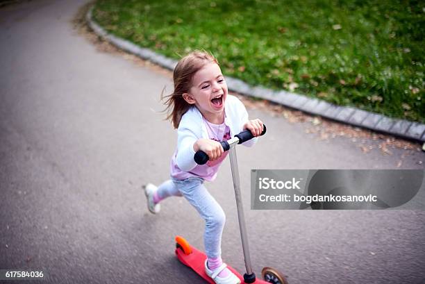 Chica Que Monta Scooter De Empuje Foto de stock y más banco de imágenes de Patinete - Patinete, Niño, Niñas