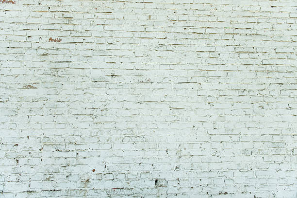 vieja pared de ladrillo blanco desgastada. fondo de textura vintage. - peeling paint wall white fotografías e imágenes de stock