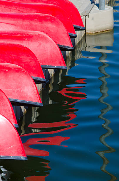 rojo canoa reflejos - lake texas canoe canoeing fotografías e imágenes de stock