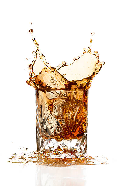 whiskey splash isolato su sfondo bianco - shot on white foto e immagini stock
