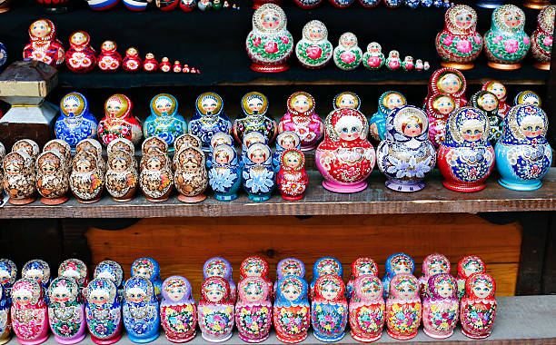 colorido de anidación muñecas rusas - russian nesting doll skill doll russia fotografías e imágenes de stock