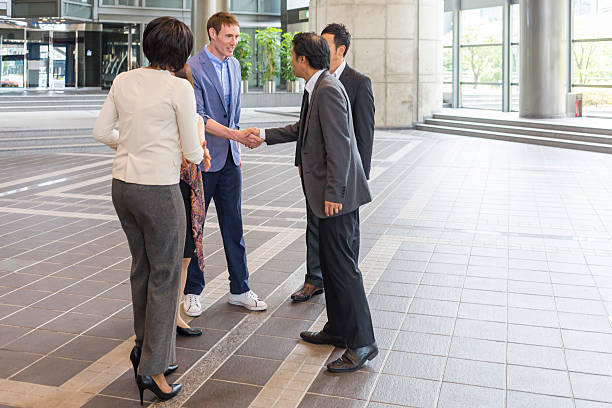 mixed race group of business people spotkanie w japońskim biurze - handshake respect japan business zdjęcia i obrazy z banku zdjęć