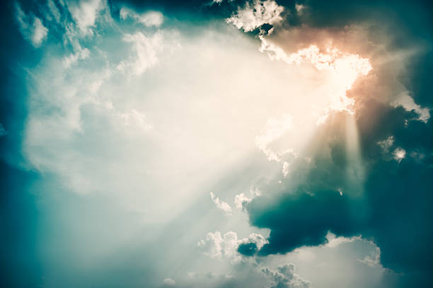 fond dramatique du ciel et des rayons du soleil. photo tonique. - dark sky photos et images de collection