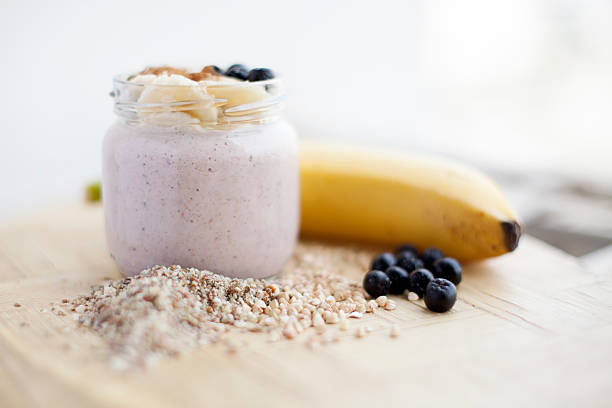 Batido de fresa con arándano y plátano - foto de stock