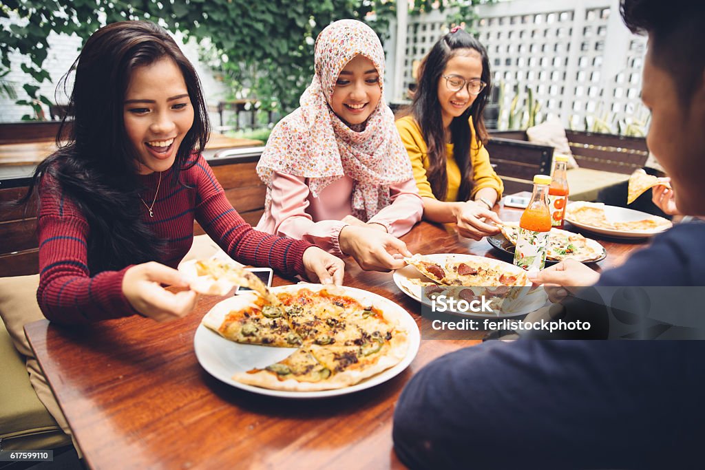 Freunde genießen Mahlzeit im Restaurant im Freien - Lizenzfrei Essen - Mund benutzen Stock-Foto