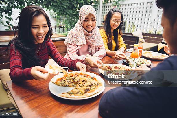 Freunde Genießen Mahlzeit Im Restaurant Im Freien Stockfoto und mehr Bilder von Essen - Mund benutzen - Essen - Mund benutzen, Pizza, Restaurant