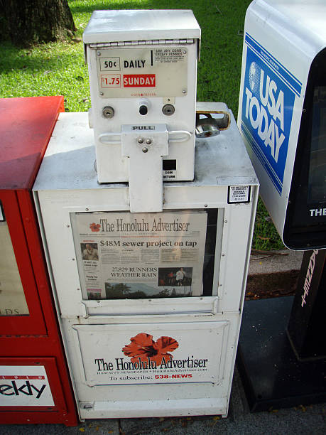호놀룰루 광고주를 위한 신문 디스펜서 - newspaper dispenser 뉴스 사진 이미지