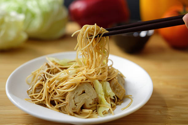 fried chinese noodle - bean vegetarian food stir fried carrot imagens e fotografias de stock