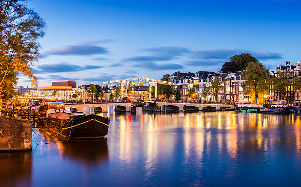 skinny bridge sur l’amstel, amsterdam au crépuscule, hollande - magere brug photos et images de collection