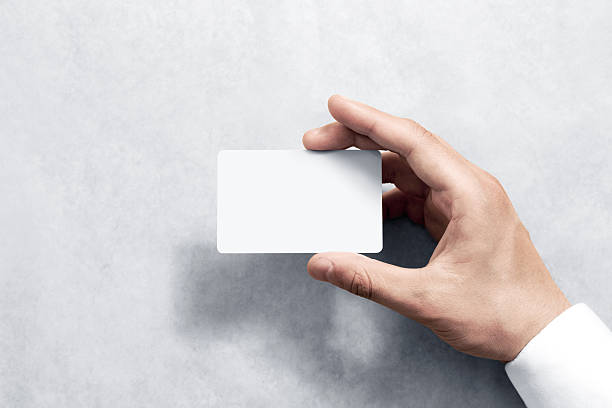 둥근 모서리가있는 빈 흰색 카드 모형을 손 잡고 - 카드 인쇄 매체 뉴스 사진 이미지