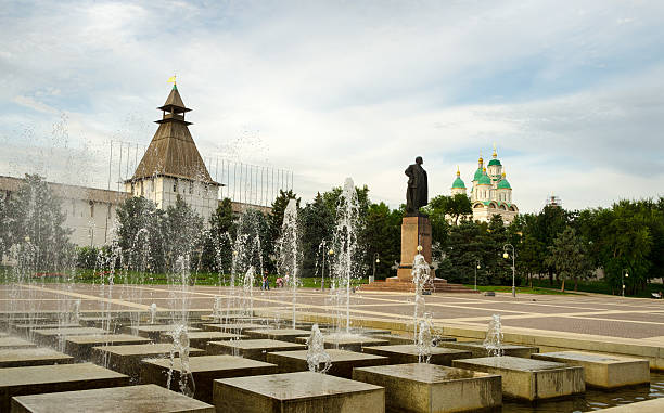 Lenin Square near Astrakhan Kremlin. Astrakhan, summer evening. Lenin square with a fountain. Astrakhan Kremlin and the Assumption Cathedral in the background vladimir lenin photos stock pictures, royalty-free photos & images