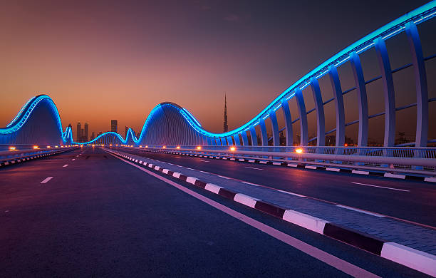 удивительный ночной дубай vip мост. дубай, объединенные арабские эмираты - middle east highway street night стоковые фото и изображения