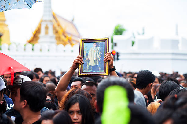 sosteniendo la imagen del rey bhumipol - phumiphon aduldet fotografías e imágenes de stock