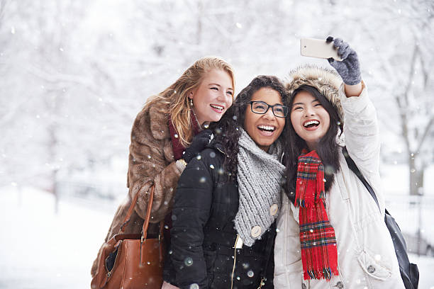 selfies du jour de la neige - group of people teenager snow winter photos et images de collection