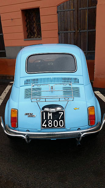 vintage blau fiat 500 l - blue rain rome italy stock-fotos und bilder