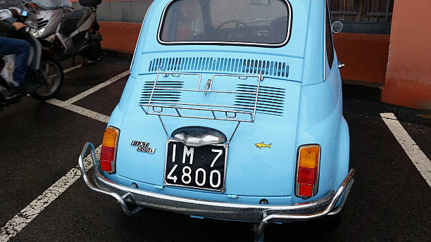 vintage blau fiat 500 l - blue rain rome italy stock-fotos und bilder