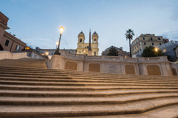 trinita dei monti à noite, piazza di spagna, roma, itália - piazza di spagna - fotografias e filmes do acervo