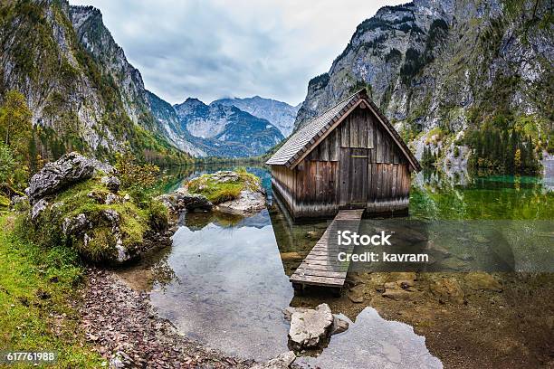 Bootsgarage Mitten Im See Stockfoto und mehr Bilder von Alpen - Alpen, Anlegestelle, Bauwerk