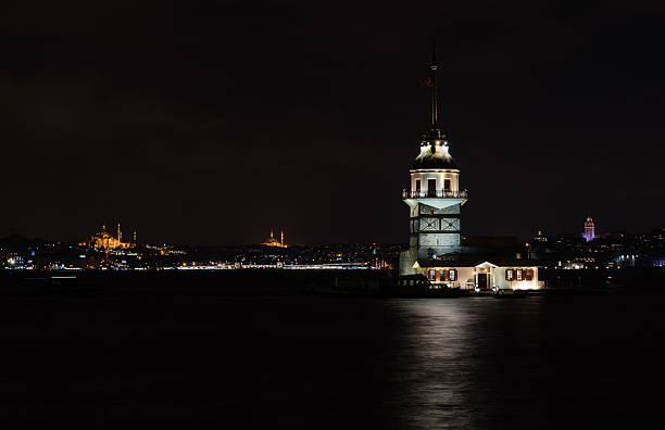 vue de nuit d’istanbul - bosphore - jeunes filles et tour de galata - istanbul üsküdar maidens tower tower photos et images de collection