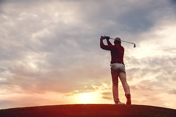 silhouette de homme joueur de golf - golf golf swing men professional sport photos et images de collection