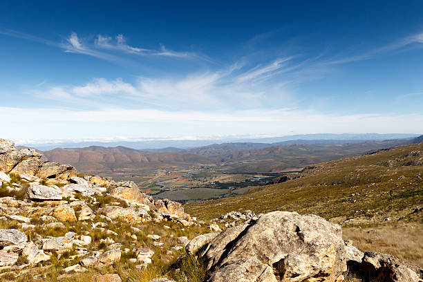소대를 바라보는 산으로 둘러싸인 녹색 계곡 - prince albert south africa 뉴스 사진 이미지