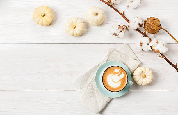 latte przyprawy dyniowej. widok z góry na kawę na białym tle drewna - pumpkin latté coffee spice zdjęcia i obrazy z banku zdjęć