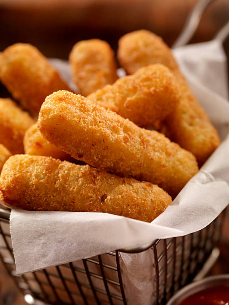 корзина сырных палочек моцарелла - mozzarella stick стоковые фото и изображения